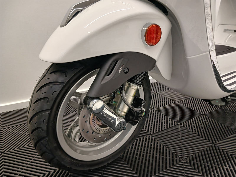 Load image into Gallery viewer, 2024 Vespa Primavera 150 | White Innocente