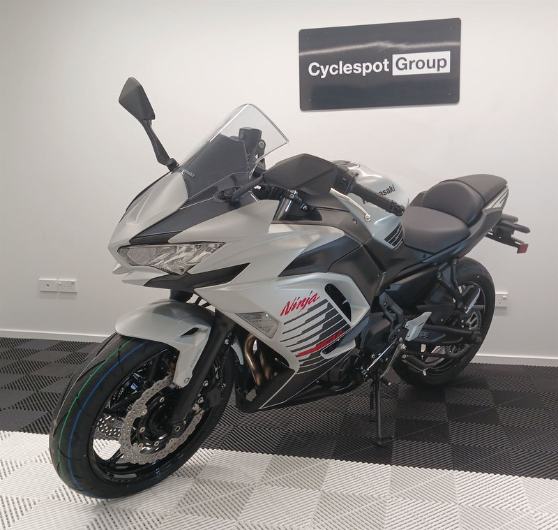 Load image into Gallery viewer, 2026 Kawasaki ER650F PEARL WHITE