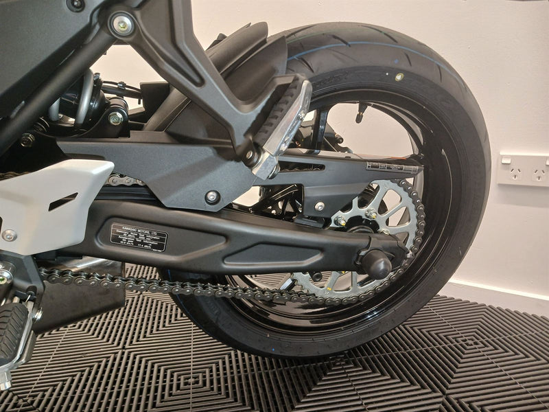 Load image into Gallery viewer, 2026 Kawasaki ER650F PEARL WHITE