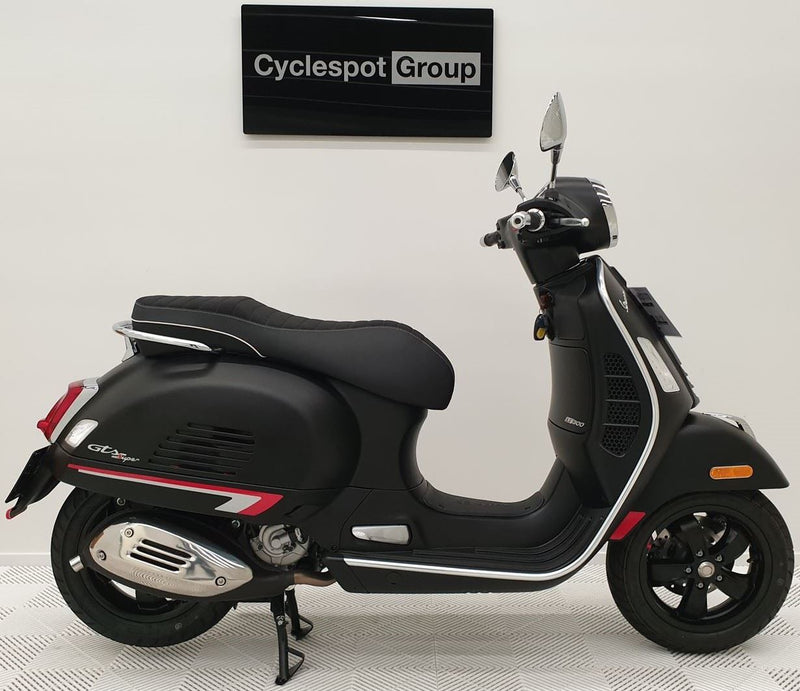 Load image into Gallery viewer, 2022 Vespa GTS 300 Super