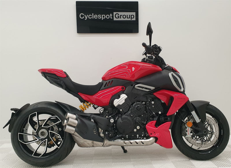 Load image into Gallery viewer, 2025 Ducati Diavel V4