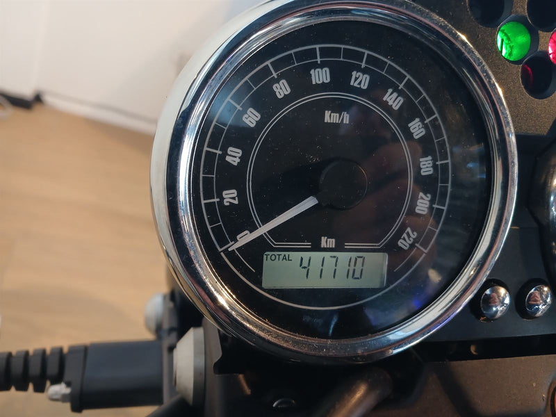 Load image into Gallery viewer, 2016 Moto Guzzi v7