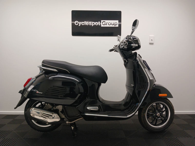 Load image into Gallery viewer, 2024 Vespa GTS 150 Super