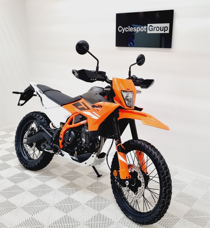 Load image into Gallery viewer, 2025 KTM Enduro 390 R