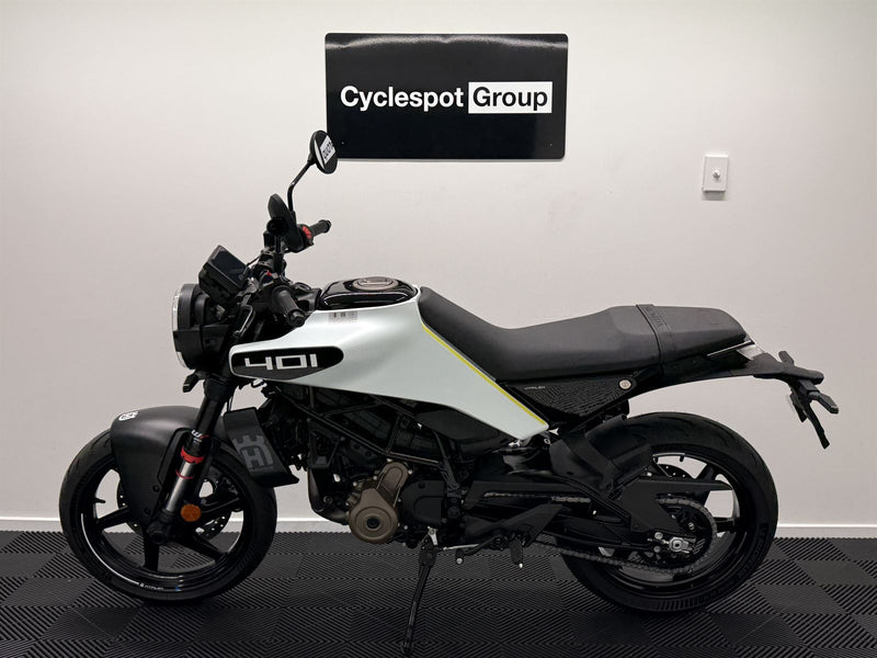 Load image into Gallery viewer, 2024 Husqvarna Vitpilen 401 Demo
