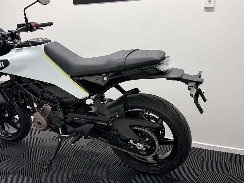 Load image into Gallery viewer, 2024 Husqvarna Vitpilen 401 Demo
