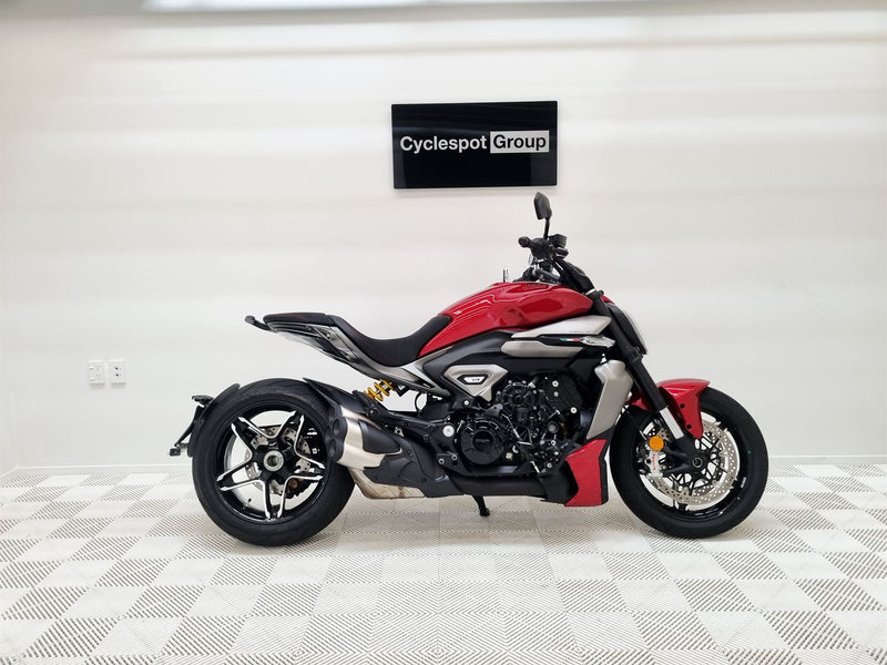 Load image into Gallery viewer, 2025 Ducati XDiavel V4