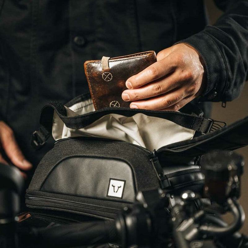 Load image into Gallery viewer, TANK BAG SW MOTECH LEGEND GEAR MAGNETIC LT3. 3.0 - 5.5 L. ANTI-SKID BOTTOM
