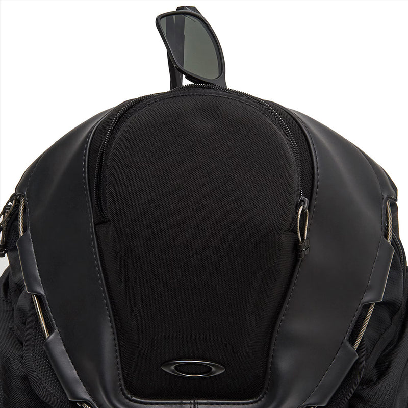 Load image into Gallery viewer, OAKLEY - Kitchen Sink Backpack - Stealth Black
