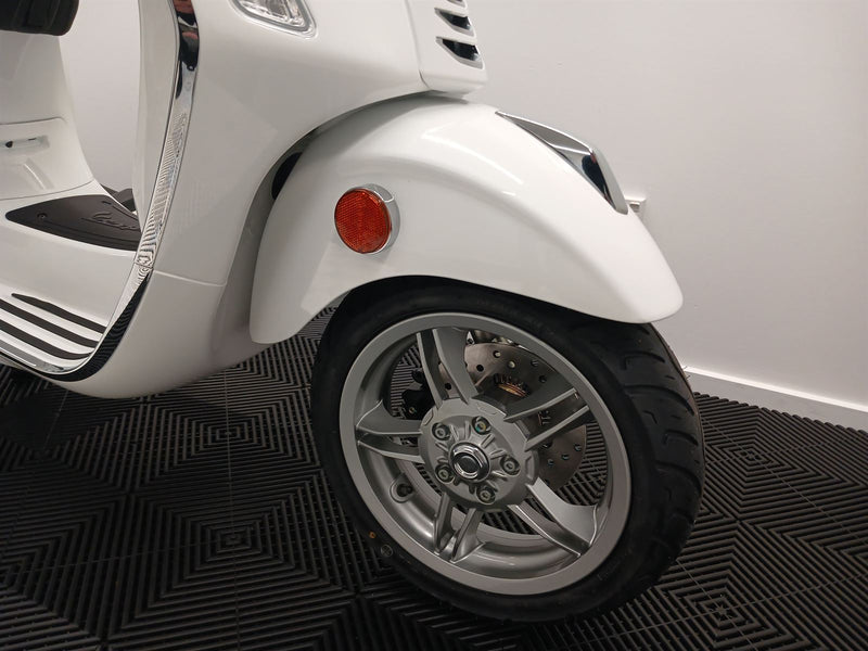 Load image into Gallery viewer, 2024 Vespa Primavera 150 | White Innocente
