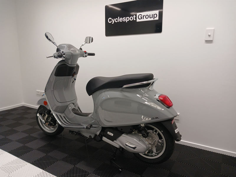 Load image into Gallery viewer, 2024 Vespa Primavera 150 | Grey Materia
