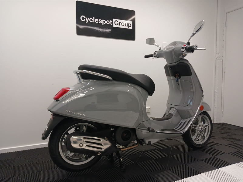 Load image into Gallery viewer, 2024 Vespa Primavera 150 | Grey Materia
