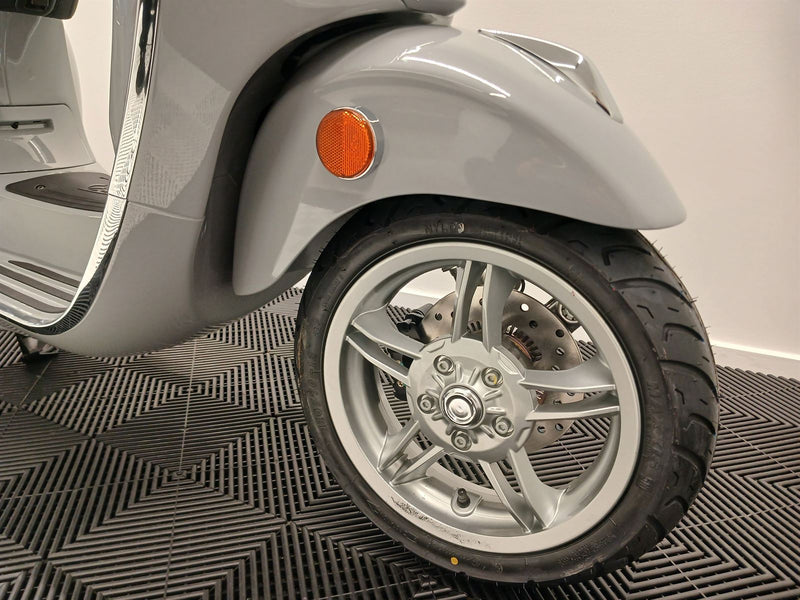 Load image into Gallery viewer, 2024 Vespa Primavera 150 | Grey Materia
