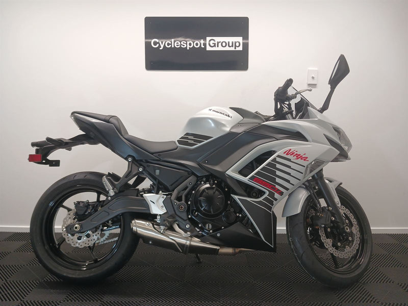 Load image into Gallery viewer, Kawasaki ER650F PEARL WHITE
