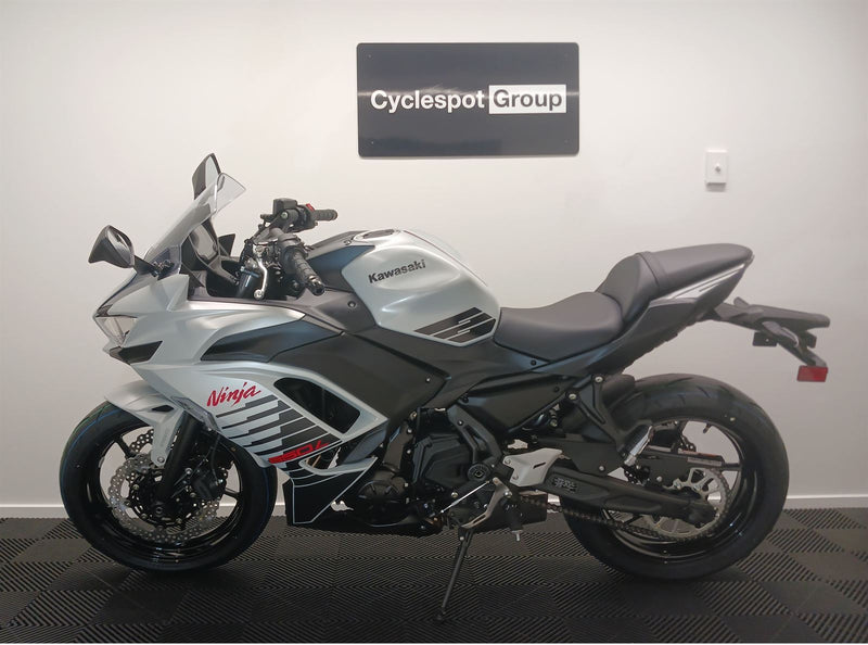 Load image into Gallery viewer, Kawasaki ER650F PEARL WHITE

