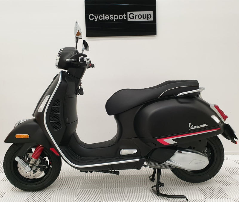 Load image into Gallery viewer, 2022 Vespa GTS 300 Super
