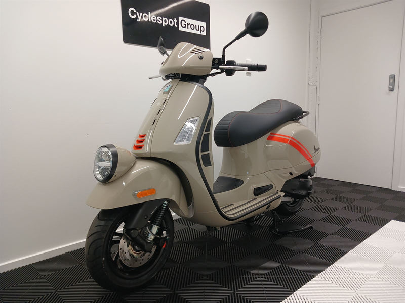 Load image into Gallery viewer, 2024 Vespa GTV 300
