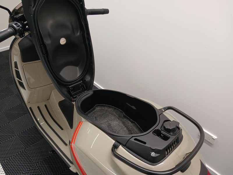 Load image into Gallery viewer, 2024 Vespa GTV 300
