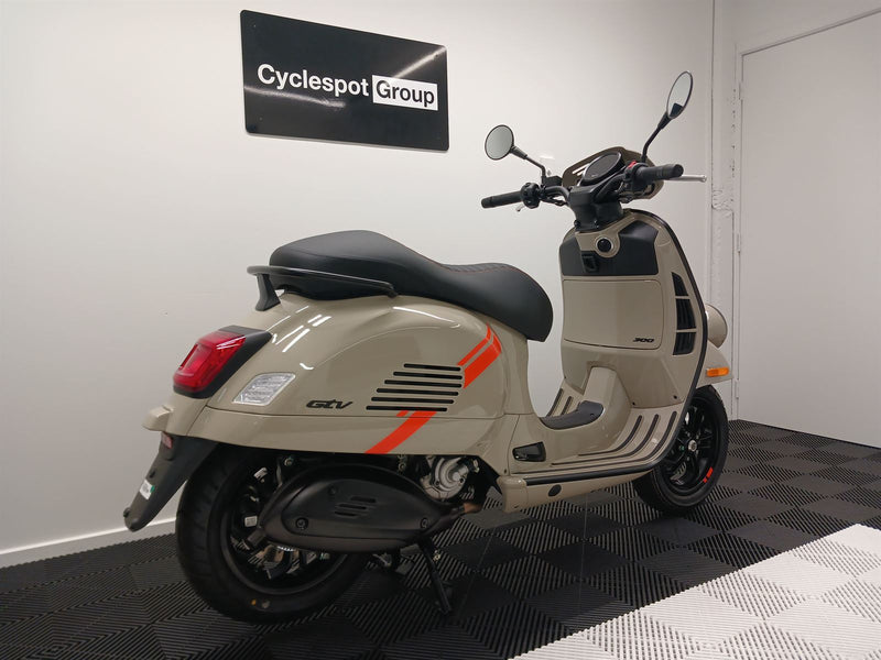 Load image into Gallery viewer, 2024 Vespa GTV 300
