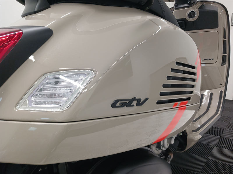 Load image into Gallery viewer, 2024 Vespa GTV 300
