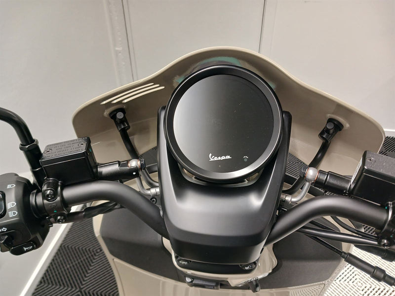 Load image into Gallery viewer, 2024 Vespa GTV 300
