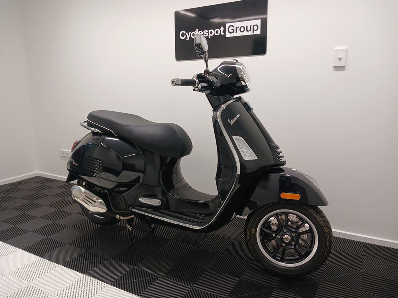 Load image into Gallery viewer, 2024 Vespa GTS 150 Super
