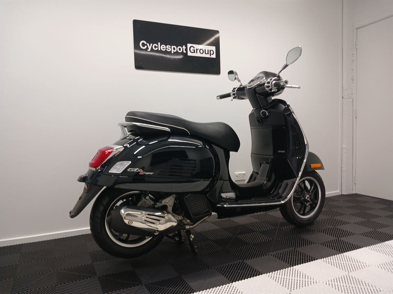 Load image into Gallery viewer, 2024 Vespa GTS 150 Super
