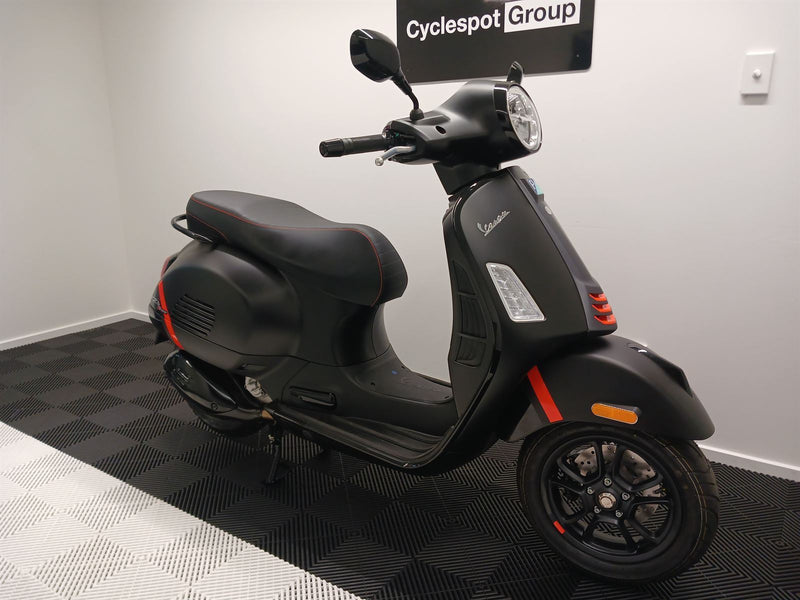 Load image into Gallery viewer, 2023 Vespa GTS 300 Super
