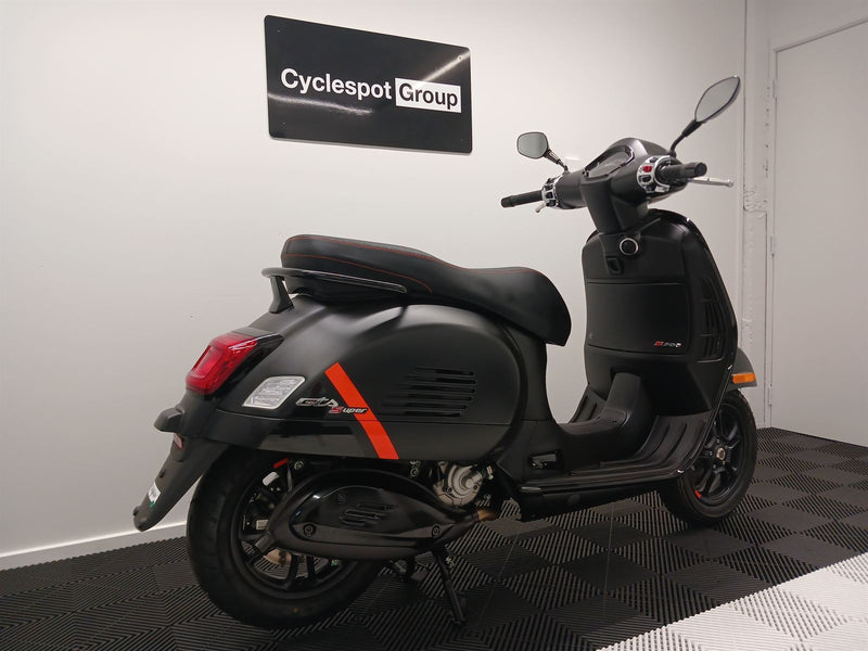 Load image into Gallery viewer, 2023 Vespa GTS 300 Super

