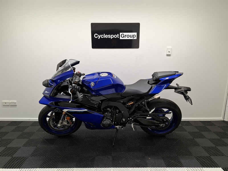 Load image into Gallery viewer, 2025 Yamaha YZF-R9 R9 - AKRAPOVIC EXHAUST

