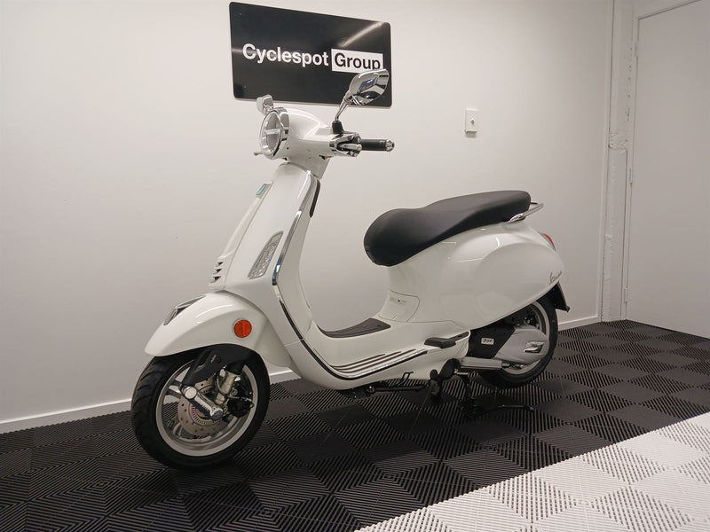 Load image into Gallery viewer, 2024 Vespa Primavera 150 | White Innocente
