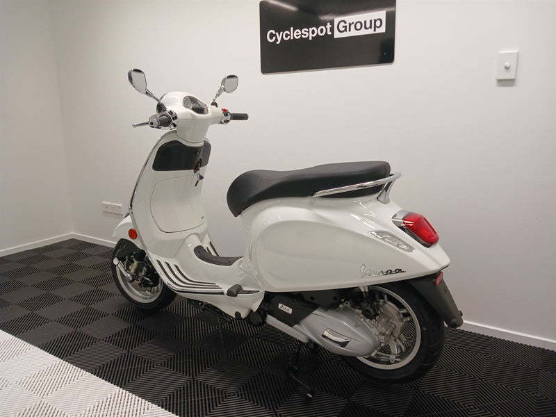 Load image into Gallery viewer, 2024 Vespa Primavera 150 | White Innocente
