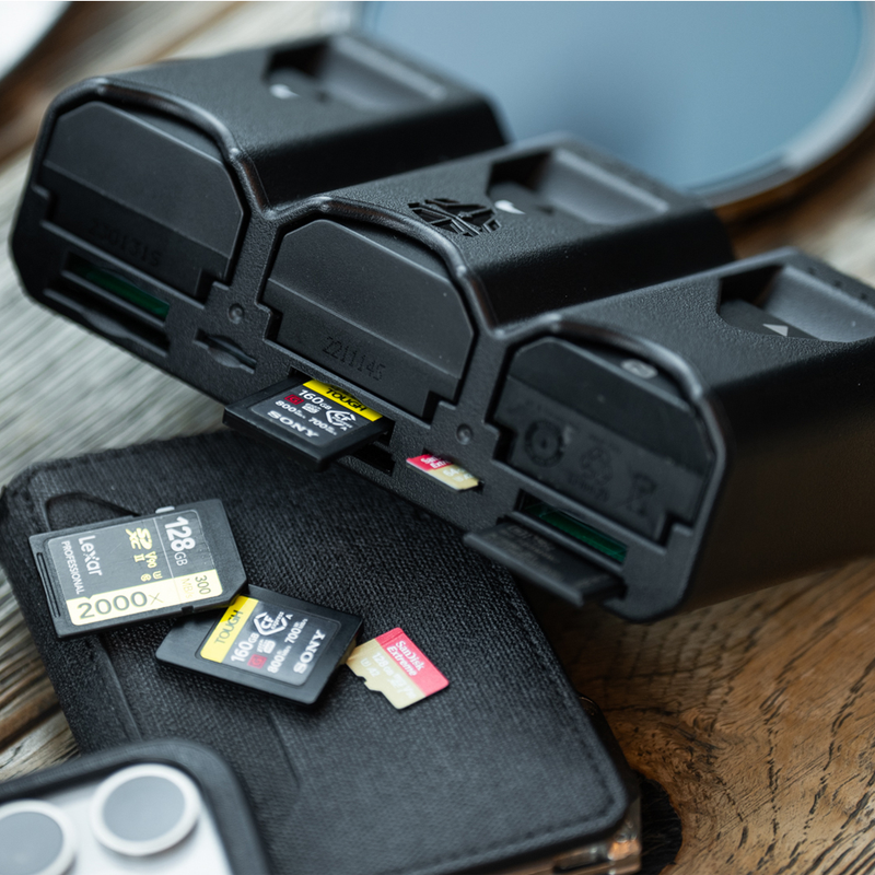 Load image into Gallery viewer, JUPIO X PETER LINDGREN PR1ME GEAR TRI-CHARGE CHARGER / POWERBANK &amp; MEMORY CARD CASE
